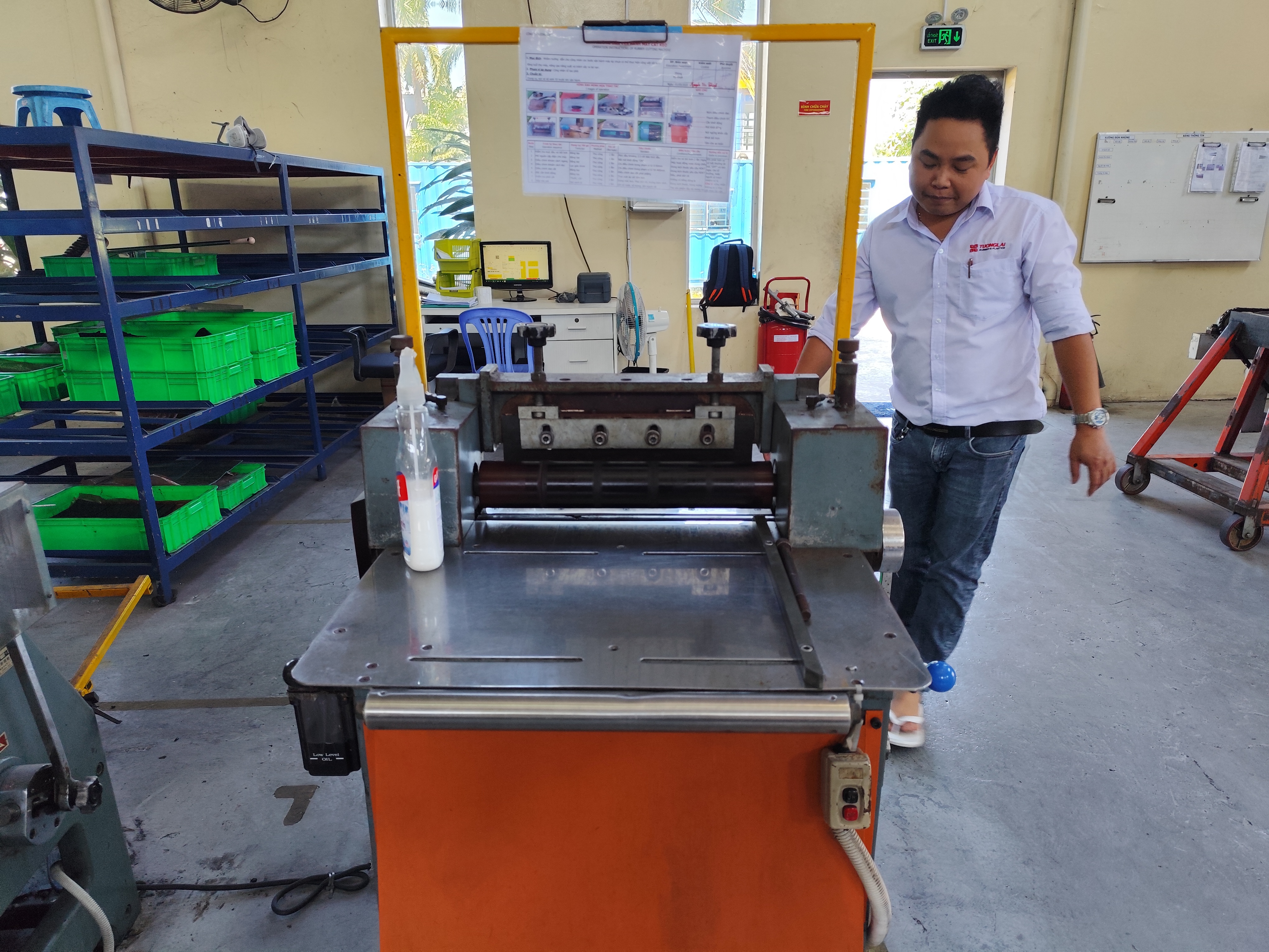 glue cutting machine.jpg